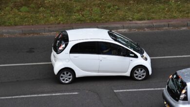 Biały Citroën C-Zero widziany z boku