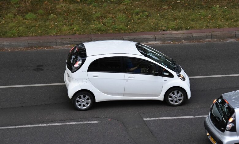 Biały Citroën C-Zero widziany z boku
