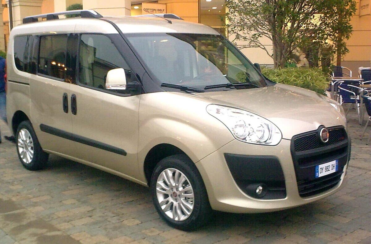 Fiat Doblo mk2 od 2009 roku - schemat bezpieczników i układ elektryczny.