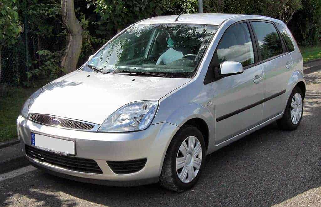 Srebrny Ford Fiesta hatchback widziany z przodu i z lewej strony