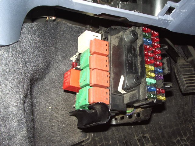 Skrzynka bezpieczników Ford Ka Mk1 Otwarta skrzynka bezpieczników i przekaźników Ford Ka Mk1 pod deską rozdzielczą