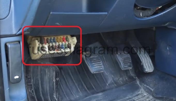 Lokalizacja skrzynki bezpieczników w kabinie Forda Mondeo Mk2 Lokalizacja skrzynki bezpieczników Ford Mondeo Mk2 pod deską rozdzielczą po stronie kierowcy
