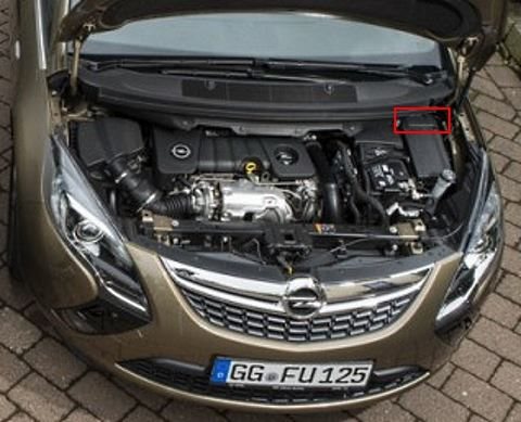 Opel Zafira C Tourer 2012-2018 – lokalizacja skrzynki bezpieczników pod maską Opel Zafira C Tourer 2012-2018 - lokalizacja skrzynki bezpieczników w przedniej lewej części komory silnika