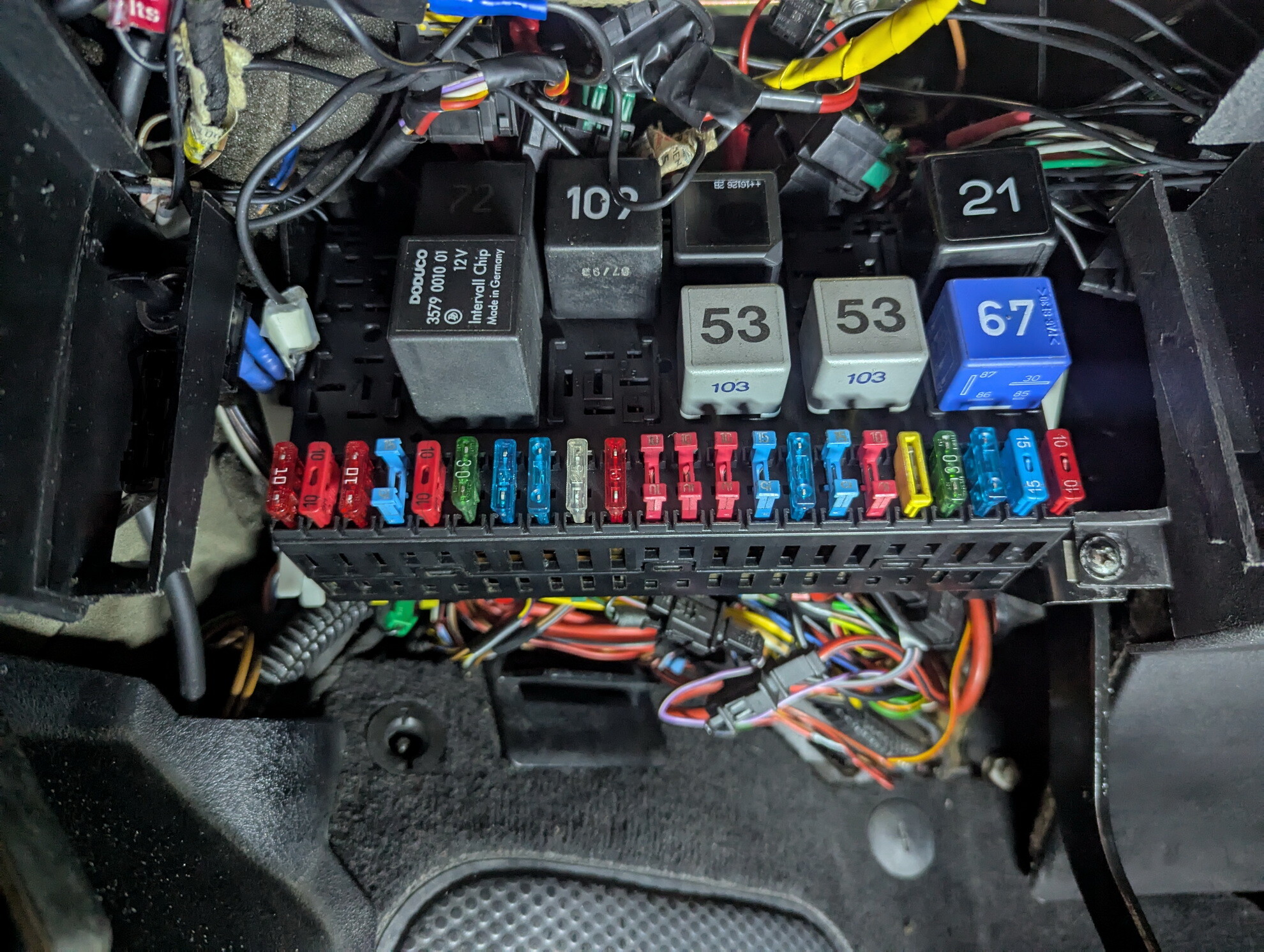 Panel bezpieczników Volkswagen Corrado VR6 Rzeczywisty panel bezpieczników i przekaźników Volkswagen Corrado VR6 pod deską rozdzielczą