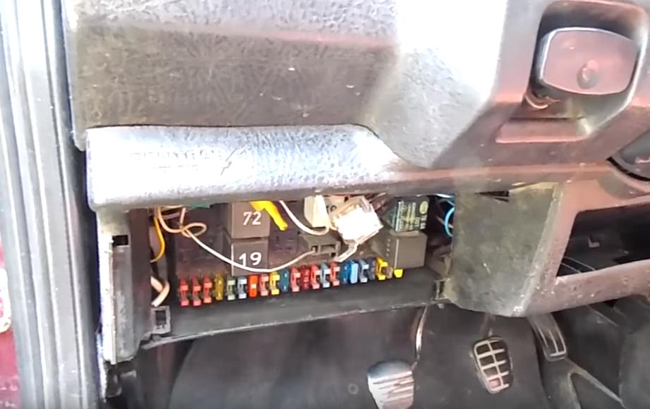 Volkswagen Jetta II CE1 - lokalizacja skrzynki bezpieczników Lokalizacja skrzynki bezpieczników CE1 pod deską rozdzielczą po stronie kierowcy Volkswagen Jetta II do 1988