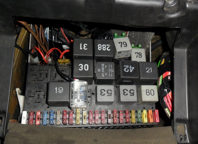 Skrzynka bezpieczników Volkswagen Passat B3 Rzeczywisty panel bezpieczników i przekaźników Volkswagen Passat B3 pod deską rozdzielczą