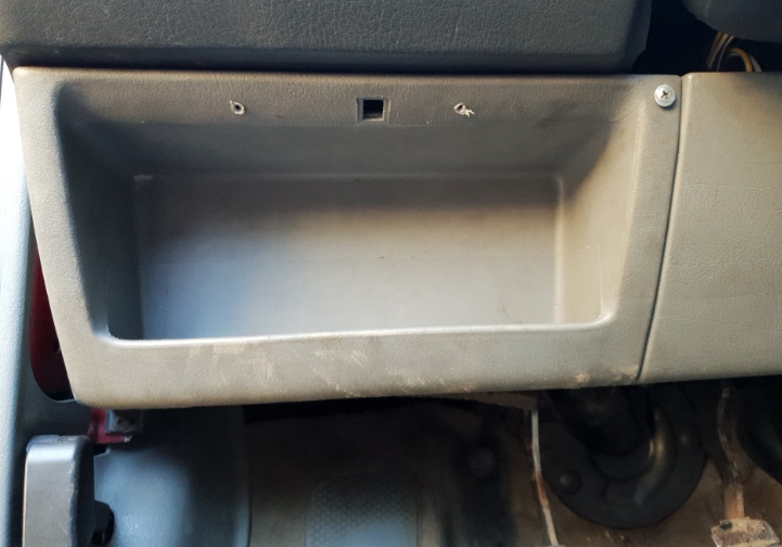 Volkswagen Passat B4 - lokalizacja skrzynki bezpieczników Lokalizacja skrzynki bezpieczników Volkswagen Passat B4 1993-1996 pod deską rozdzielczą po stronie kierowcy
