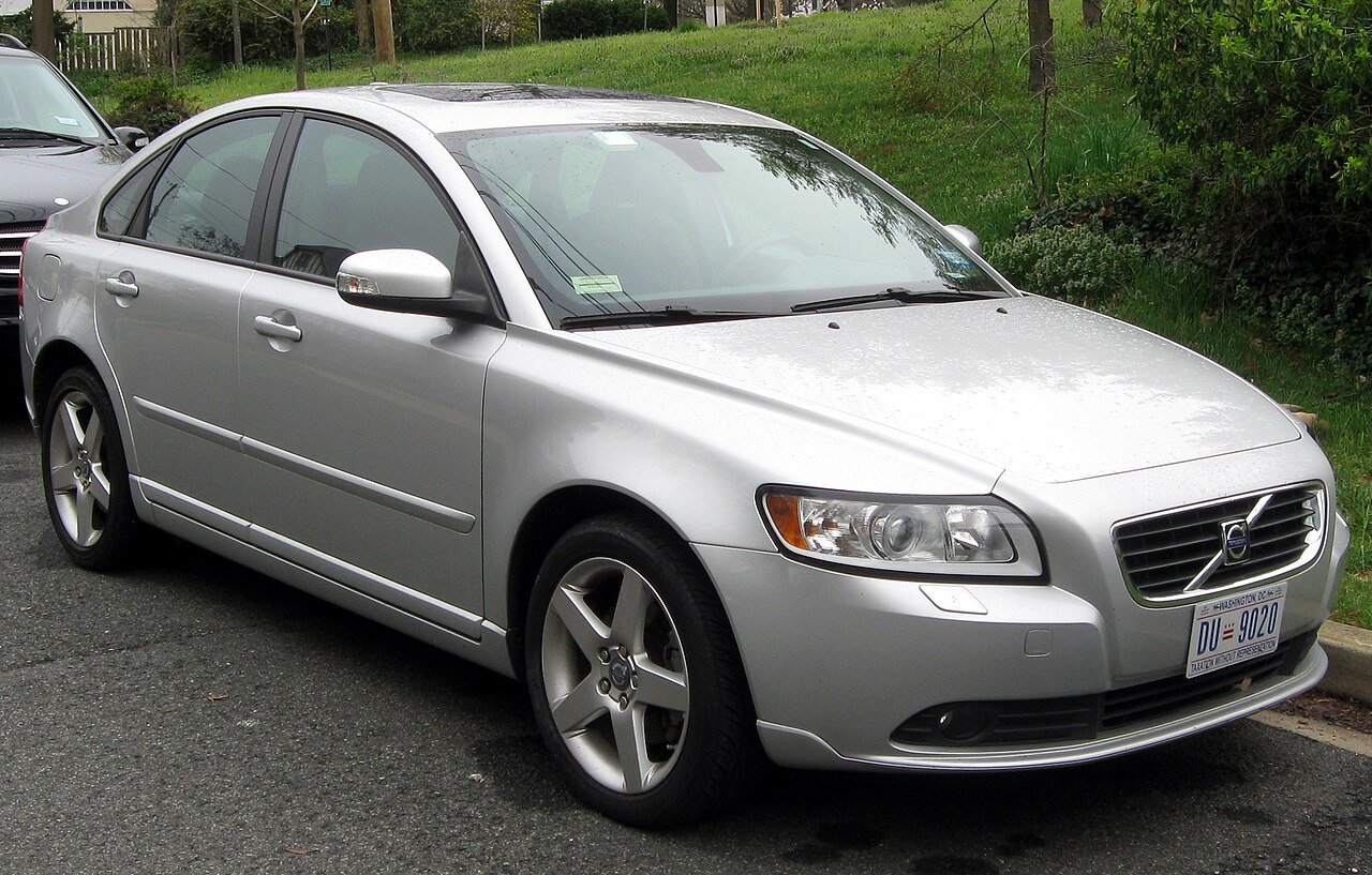 Oryginalny Volvo S40 drugiej generacji po liftingu w wersji z lat 2008-2011, czterodrzwiowy sedan