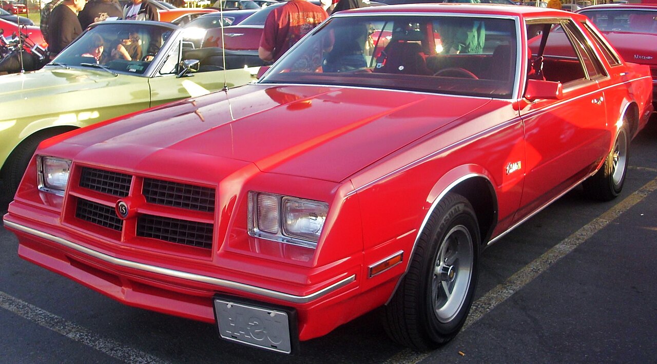 Czerwony Chrysler Cordoba LS drugiej generacji z lat 1980-1981, widok przodu i lewej strony nadwozia