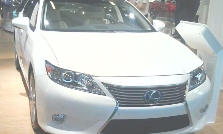 Lexus ES350 szóstej generacji XV60 z 2013 roku