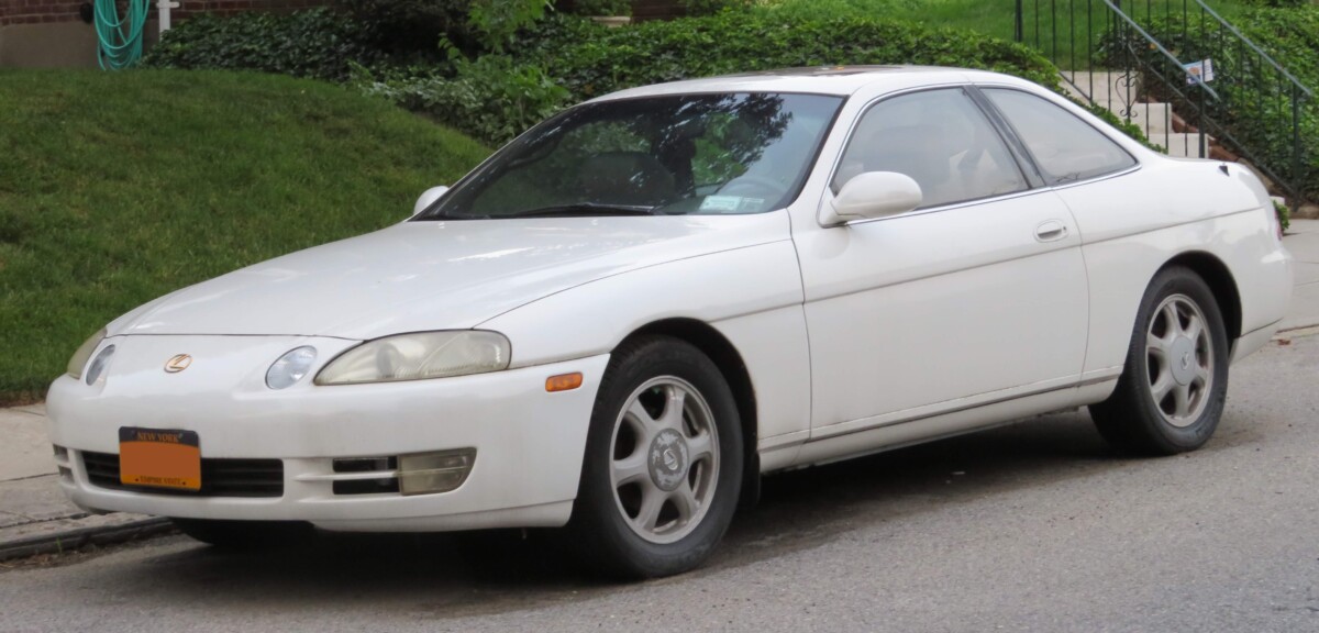 Lexus SC300 Z30 pierwszej generacji z benzynowym silnikiem 3.0