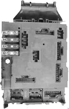 Smart Fortwo 450 - tylna strona skrzynki bezpieczników Duży schemat tylnej strony skrzynki bezpieczników Smart Fortwo 450 2002-2007 z pozycjami 32-35