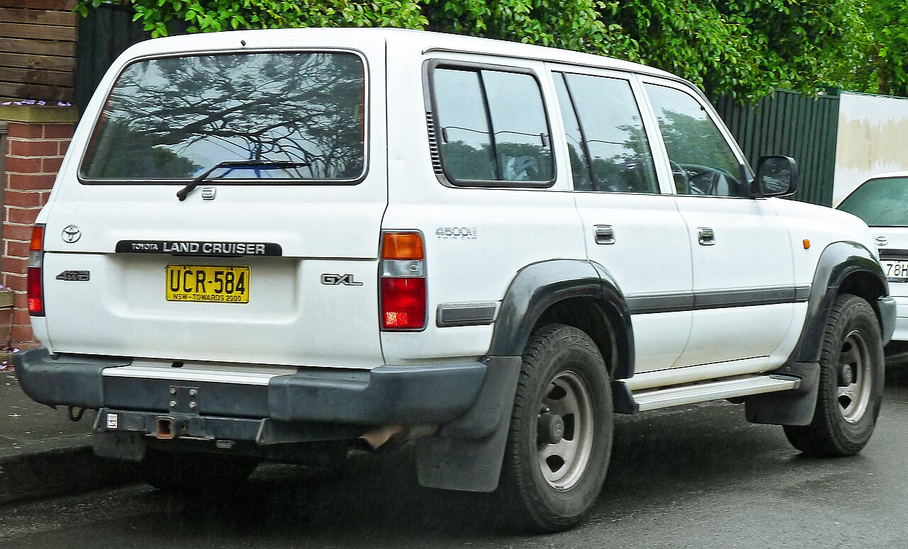 Toyota Land Cruiser J80 FZJ80 z 1996 roku - biała terenowa Toyota serii 80