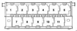 Diagram bezpieczników Mercedes-Benz SLK 2010- z lokalizacją i oznaczeniami.