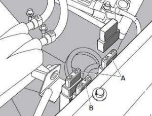Diagram bezpieczników Mercedes-Benz SLK 2010- z lokalizacją i oznaczeniami.