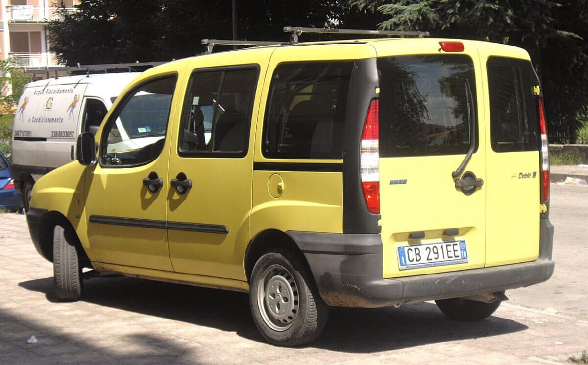 Żółty Fiat Doblo II generacji z 2000-2010, schemat bezpieczników i lokalizacja.