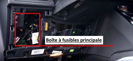 Skrzynka bezpieczników w kabinie Peugeot 2008 Lokalizacja głównej skrzynki bezpieczników pod deską rozdzielczą Peugeot 2008 pierwszej generacji