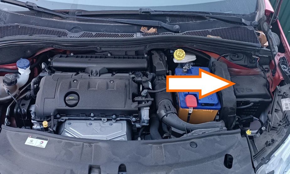 Skrzynka bezpieczników pod maską Peugeot 2008 Lokalizacja skrzynki bezpieczników obok akumulatora w komorze silnika Peugeot 2008 pierwszej generacji