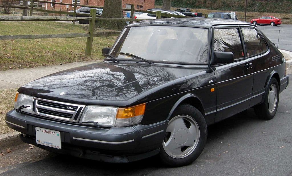 Czarny Saab 900 Turbo Classic pierwszej generacji
