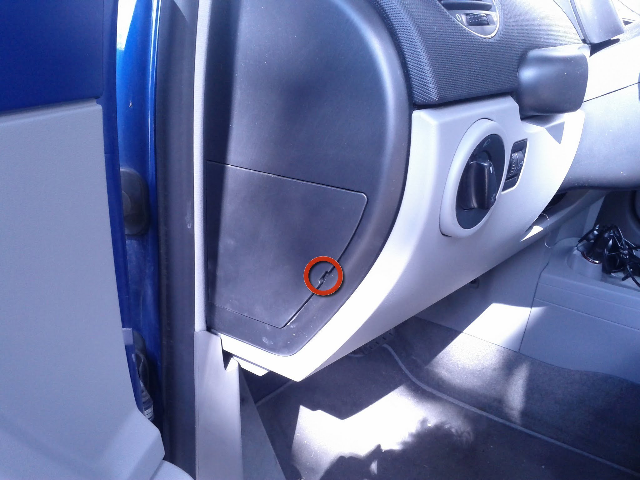 Lokalizacja skrzynki bezpieczników Volkswagen New Beetle Lokalizacja panelu bezpieczników na lewym boku deski Volkswagen New Beetle