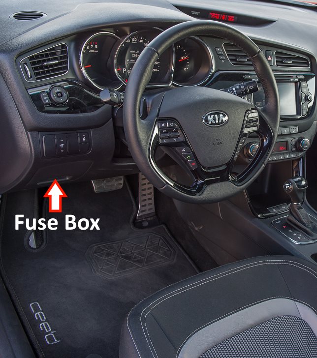 Kia Ceed JD 2013 – lokalizacja skrzynki bezpieczników w kabinie Kia Ceed II JD 2013 - lokalizacja skrzynki bezpieczników pod deską rozdzielczą po stronie kierowcy