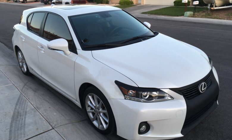 Biały Lexus CT200h z 2013 roku pierwszej generacji ZWA10