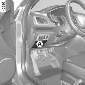 Renault Mégane IV 2016-2017 - lokalizacja panelu bezpieczników Renault Mégane IV 2016-2017 - fabryczna ilustracja miejsca dostępu do skrzynki bezpieczników przy kierowcy
