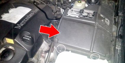 Lokalizacja skrzynki bezpieczników pod maską Mercedes W163 Mercedes-Benz Klasa M W163 lokalizacja skrzynki bezpieczników pod maską