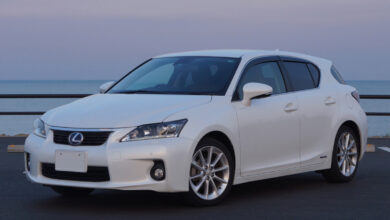 Biały Lexus CT200h pierwszej generacji przed liftingiem