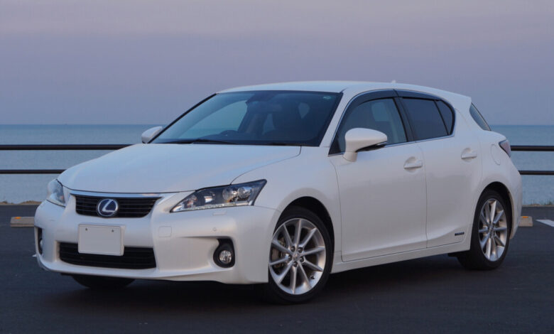 Biały Lexus CT200h pierwszej generacji przed liftingiem
