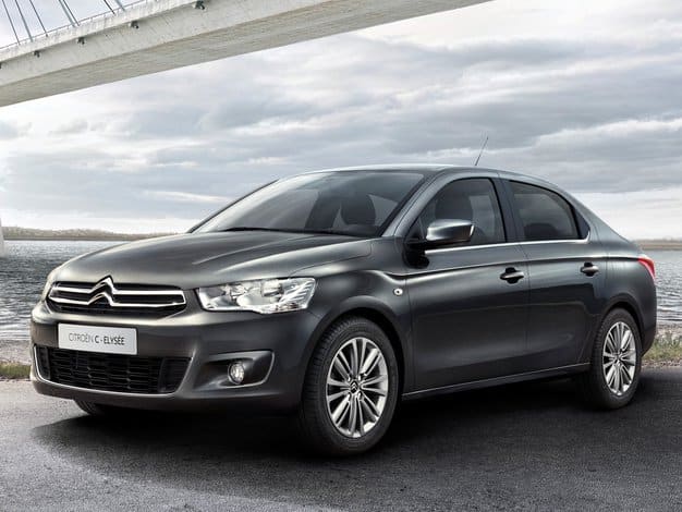 Schemat skrzynki bezpieczników w desce rozdzielczej Citroëna C-Elysée 2015-2018