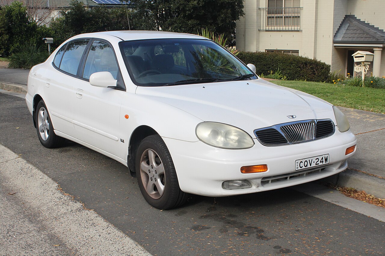 Biała Daewoo Leganza V100 z 1999 roku, widok z przodu i boku; fotografia Jeremy, licencja CC BY 2.0