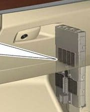 BMW F20/F21 - lokalizacja modułu BDC BMW F20 F21 - moduł BDC po stronie pasażera