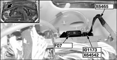 BMW X6 E71 N54 - bezpiecznik pompy chłodzenia BMW X6 E71 N54 - uchwyt bezpiecznika elektrycznej pompy płynu chłodzącego