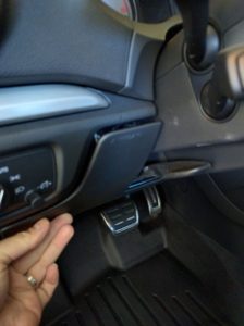 Audi A3 8V dostęp do skrzynki bezpieczników w kabinie za schowkiem