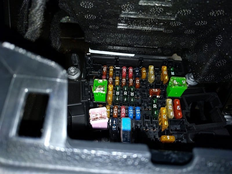 Audi A3 8V skrzynka bezpieczników w kabinie zdjęcie