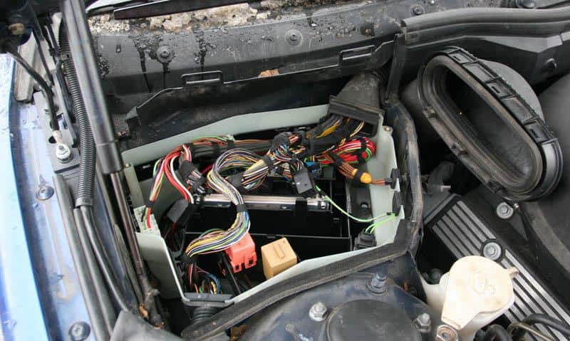 BMW E39 - skrzynka bezpieczników w komorze silnika BMW E39 - lokalizacja skrzynki bezpieczników i przekaźników w komorze silnika