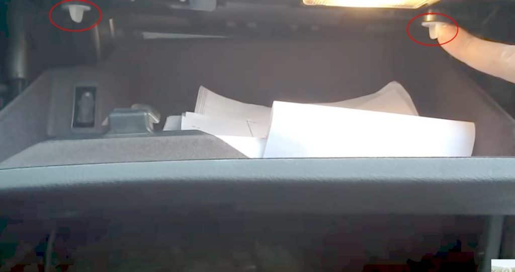 BMW E39 - lokalizacja skrzynki bezpieczników w schowku BMW E39 - sposób dostępu do skrzynki bezpieczników nad schowkiem