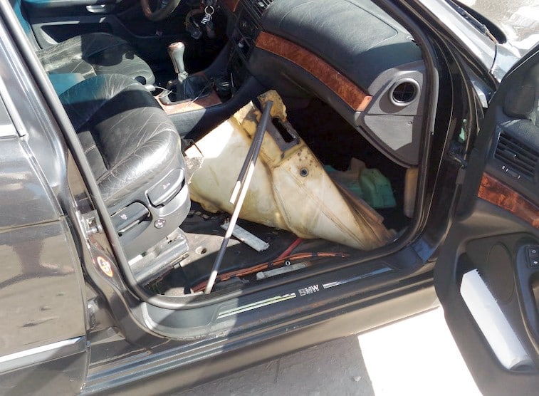 BMW E39 - blok bezpieczników w przestrzeni na nogi BMW E39 - lokalizacja bezpieczników F107-F114 pod wykładziną