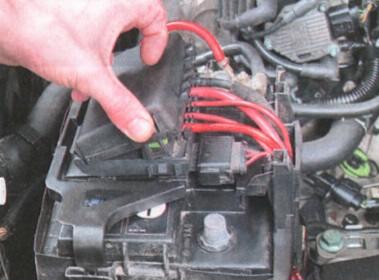 Skrzynka bezpieczników na akumulatorze Volkswagen Golf IV Volkswagen Golf IV lokalizacja skrzynki bezpieczników na akumulatorze