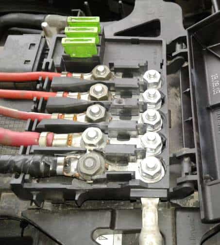 Bezpieczniki dużej mocy na akumulatorze Volkswagen Golf IV Volkswagen Golf IV blok bezpieczników dużej mocy na akumulatorze
