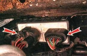 Sterownik wentylatorów chłodnicy Volkswagen Golf IV Volkswagen Golf IV moduł sterowania wentylatorami chłodnicy pod akumulatorem