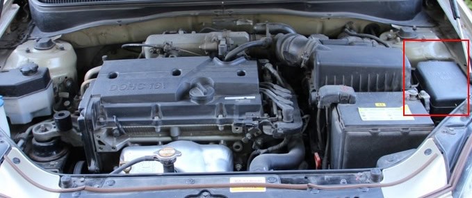 Skrzynka bezpieczników pod maską Kia Rio II JB Kia Rio II JB lokalizacja skrzynki bezpieczników w komorze silnika