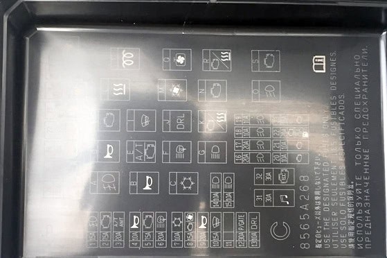 Mitsubishi ASX I 2010-2022 - techniczny szkic skrzynki bezpiecznikow i przekaznikow w komorze silnika