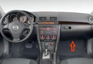 Mazda 3 BK lokalizacja skrzynki bezpieczników w kabinie