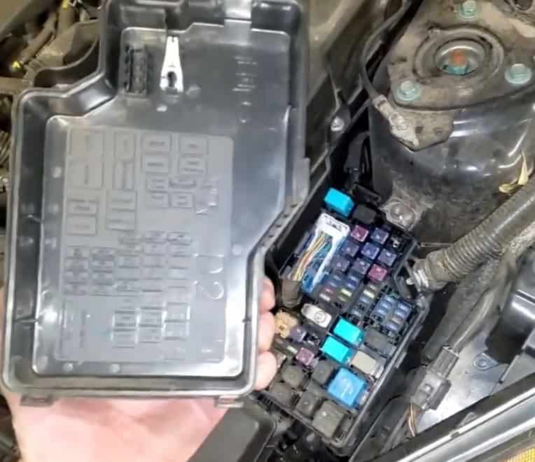 Mazda 3 BL skrzynka bezpieczników w komorze silnika