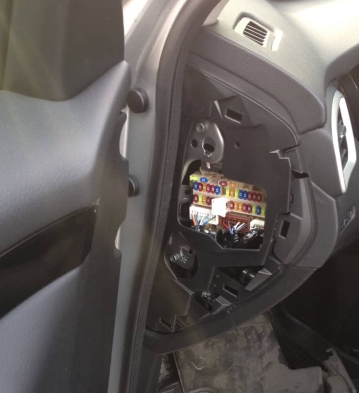 Nissan Qashqai J11 - lokalizacja skrzynki w desce rozdzielczej Dostęp do bocznej skrzynki bezpieczników w desce rozdzielczej Qashqaia J11
