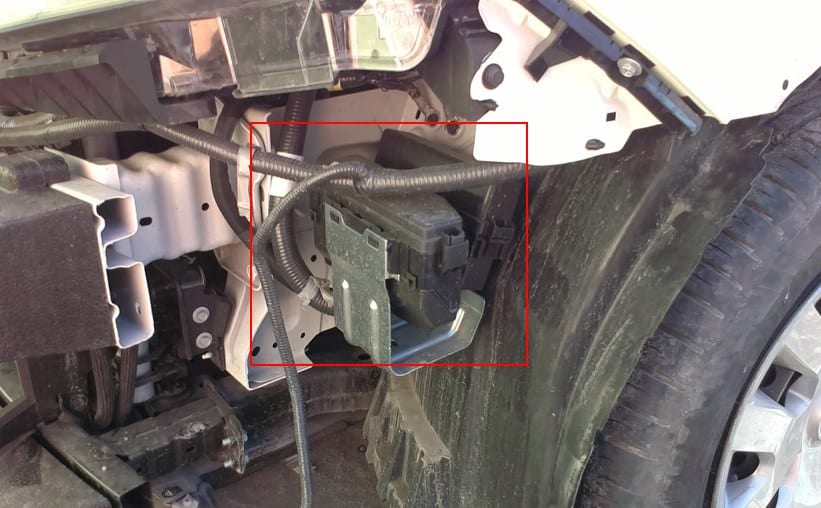 Nissan Qashqai J11 - skrzynki pod lewym reflektorem Lokalizacja dodatkowych skrzynek pod lewym reflektorem Qashqaia J11