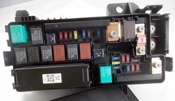 Honda Civic VIII 2006-2011 schemat układu bezpieczników i przekaźników.