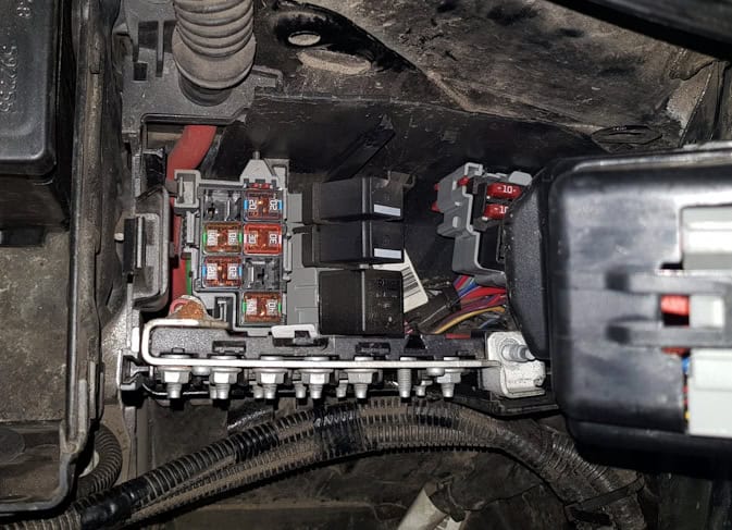 Volvo XC70 i V70 III - dolna sekcja skrzynki bezpieczników Dostęp do dolnej sekcji skrzynki bezpieczników Volvo XC70 i V70 III